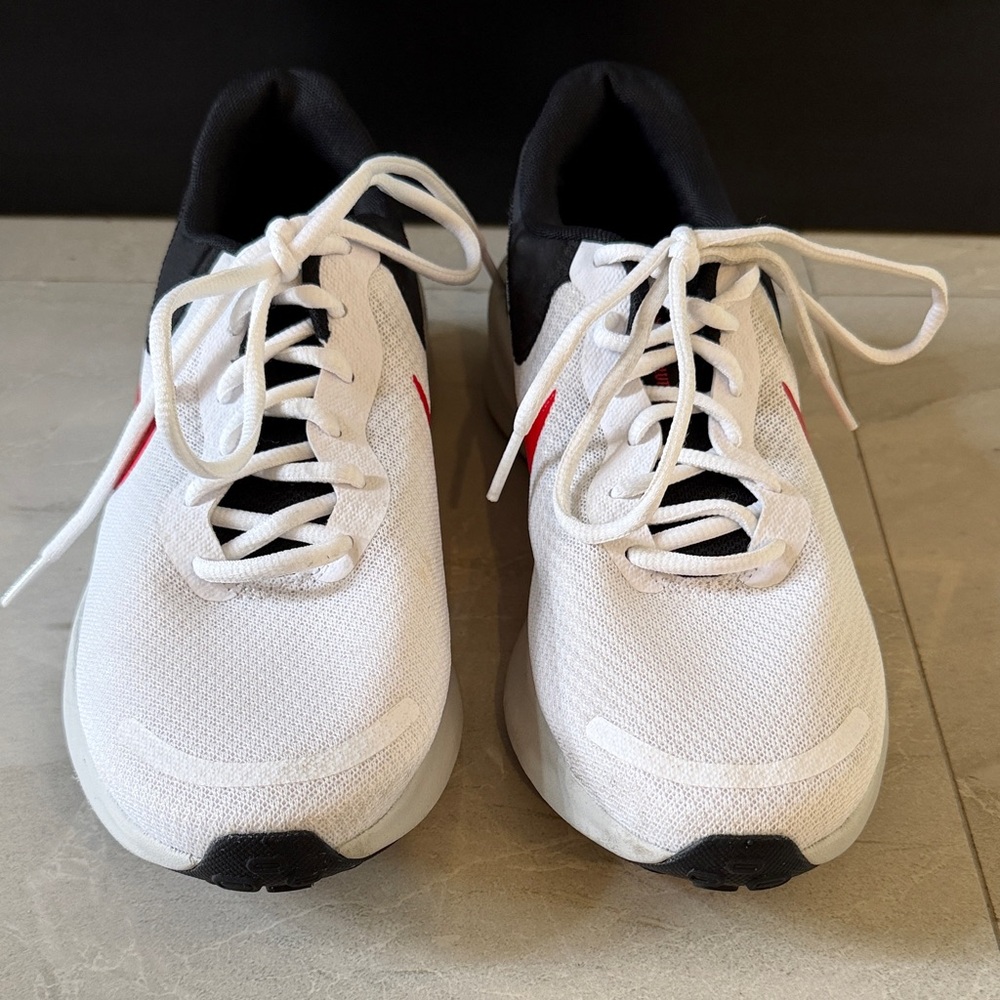 Stylish White and Black Nike’s Men Sneakers